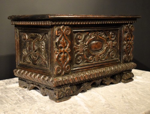 Mobilier Cabinet & Coffre - Petit coffre en noyer sculpté de la Renaissance italienne - Lombardie XVIe siècle